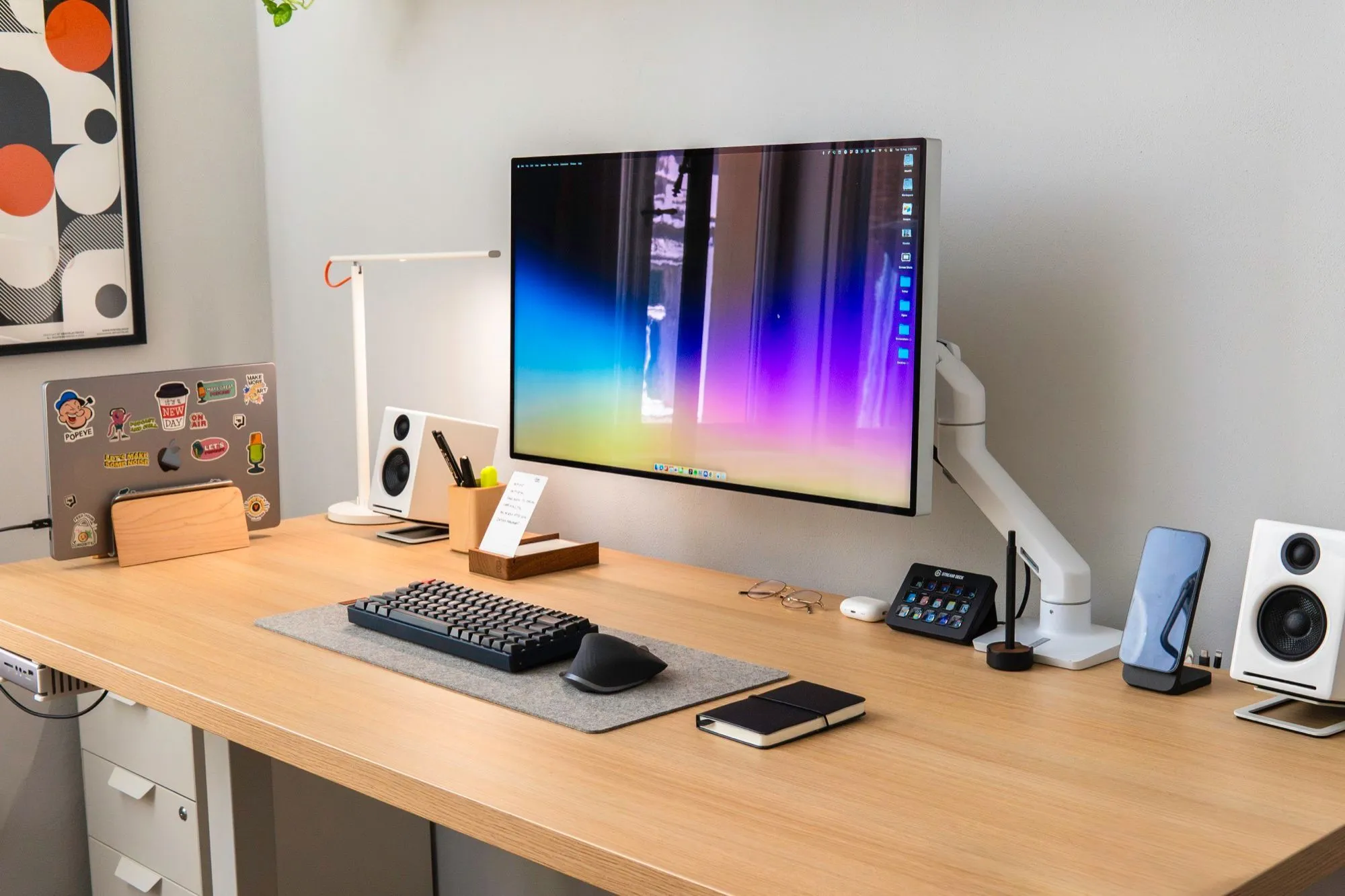 Monitor, keyboard and speakers from the front