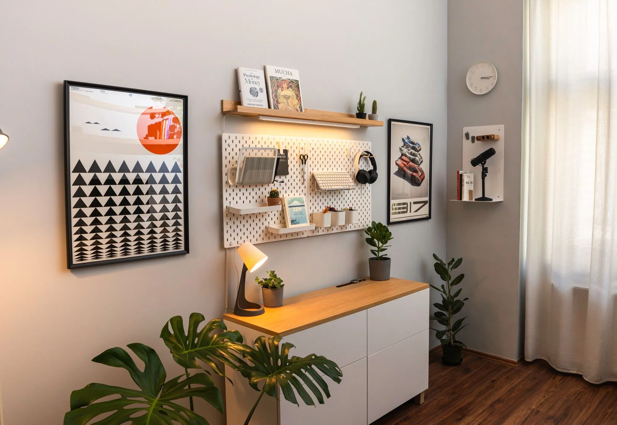 Desk from the side with the shelves
